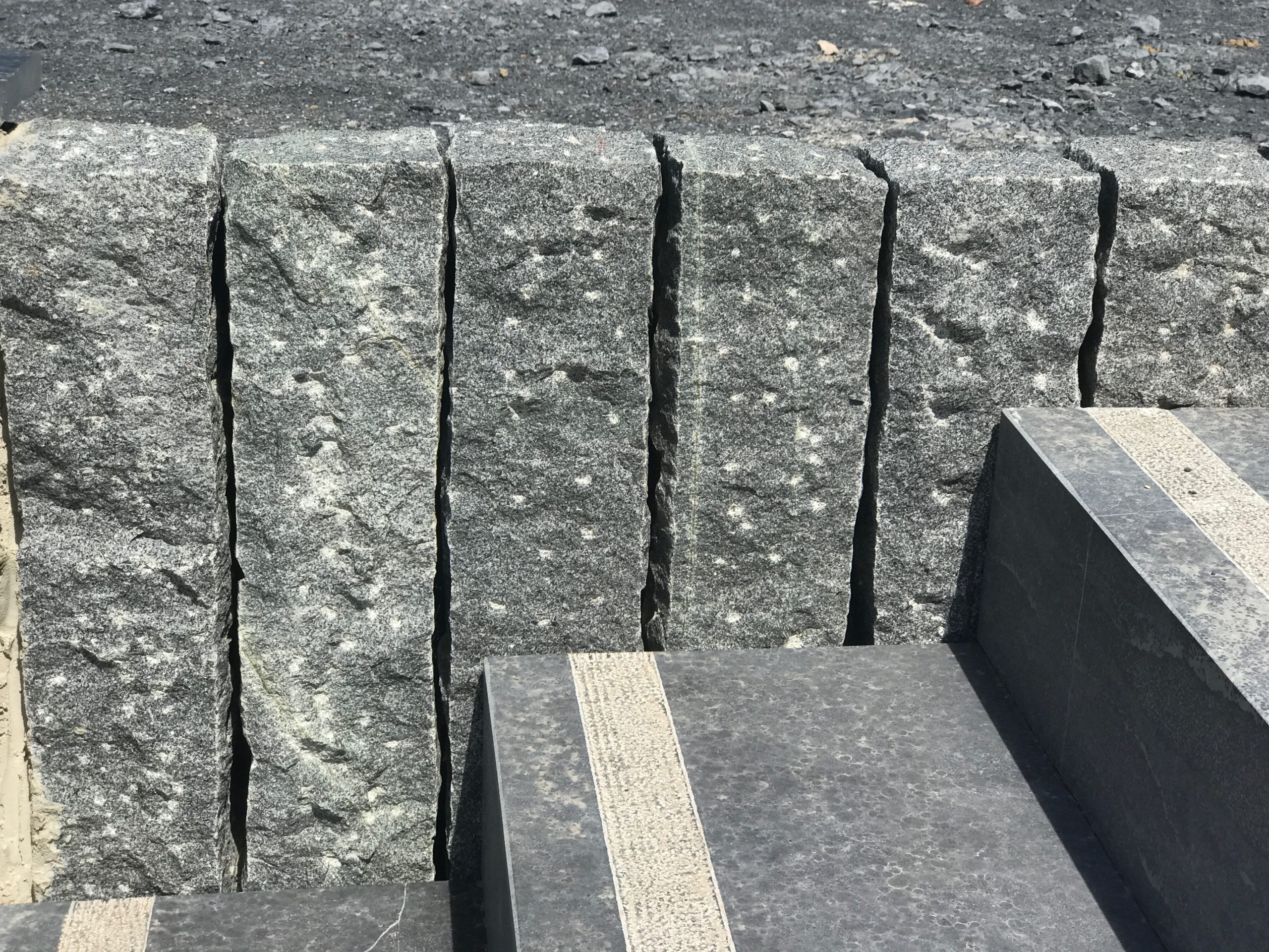palissade-granit-brut-gris-foncé-tibet-dark-grey-pineappled